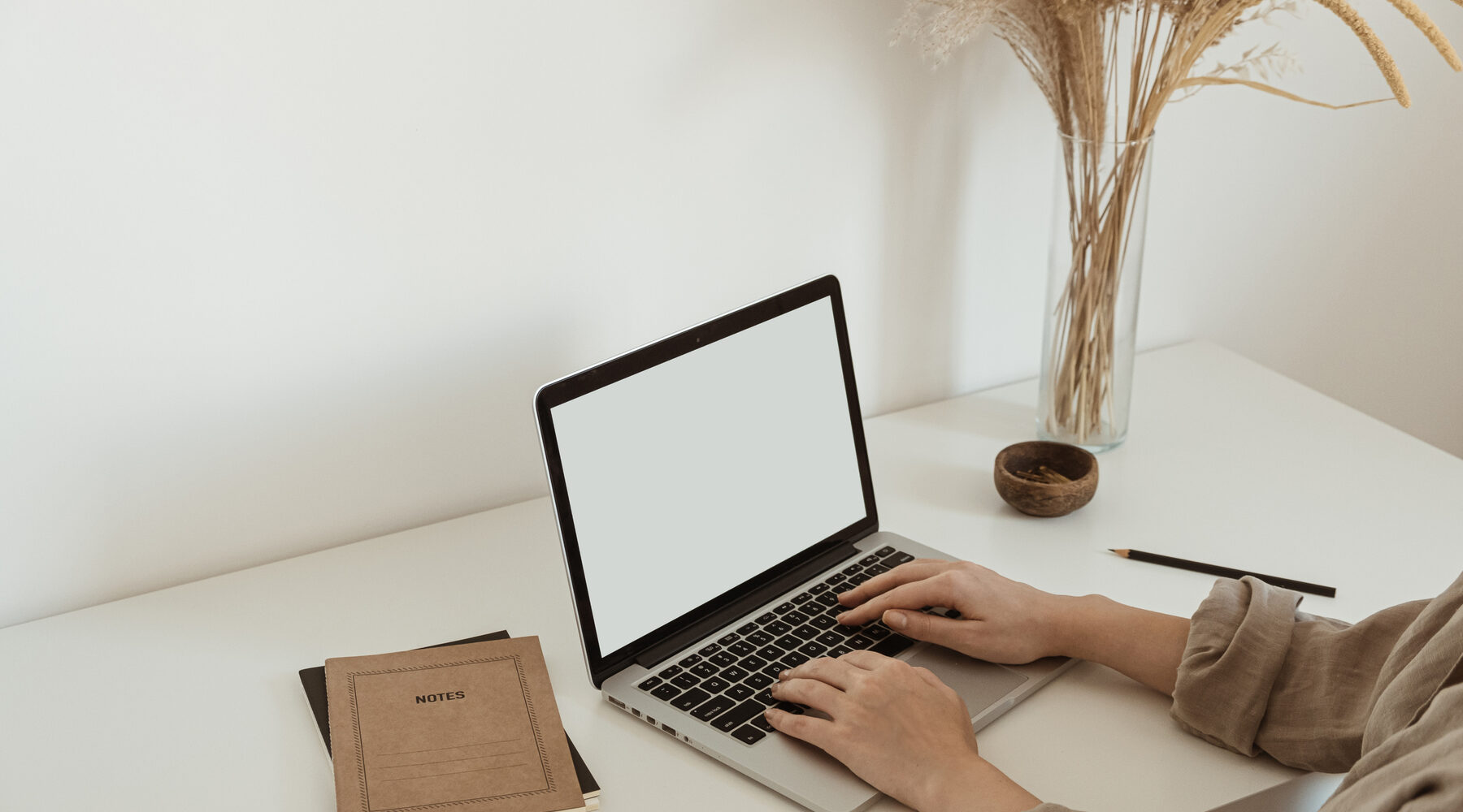 Laptop and notebook for MonteNova Academy information